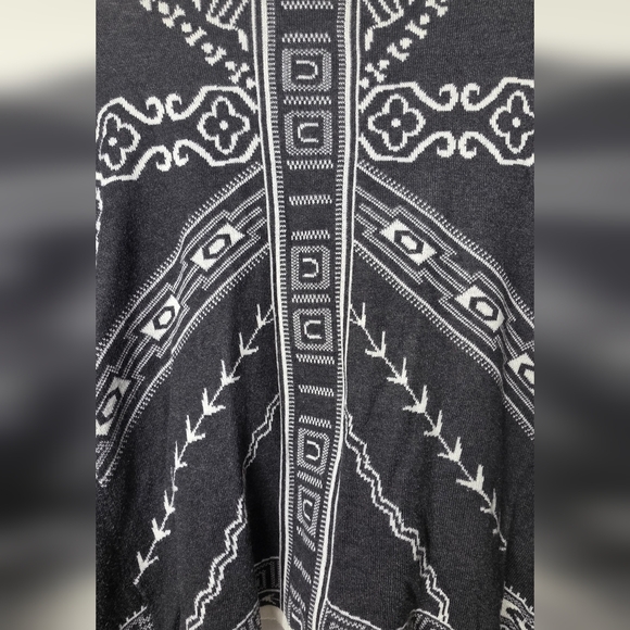 Mollo Rollo Chic Black and White Women's Poncho - Picture 5 of 7